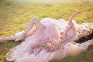 草地 婚纱 纱裙 鲜花 唯美 摄影 美女4k高清壁纸 -静鱼客栈