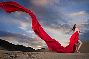 性感美女 红绸带 沙漠 5K壁纸 -静鱼客栈