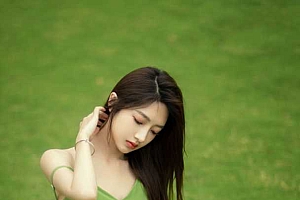 宋仁何 清新养眼 美腿 坐在树上的美女4k手机壁纸