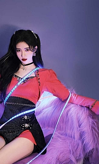 鞠婧祎 红黑色裙子 沙发 4k手机壁纸