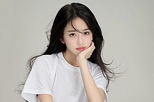 一手托腮清纯美女潘敏4K高清桌面壁纸