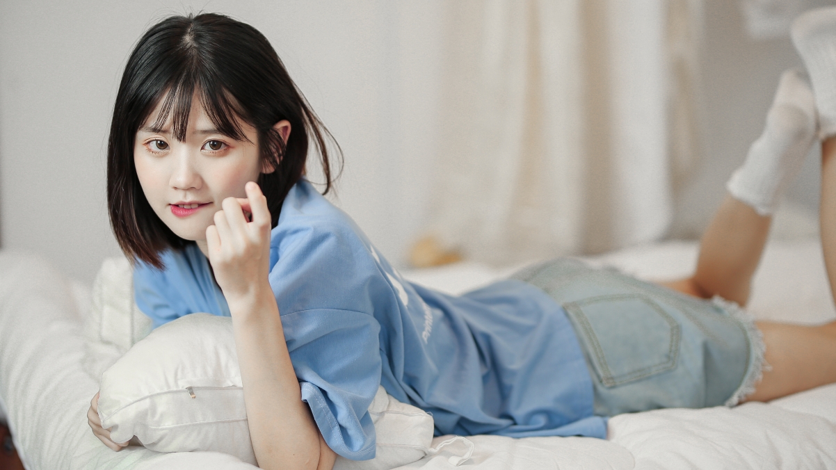 井川里予 趴床上  可爱  清纯妹子 4k壁纸