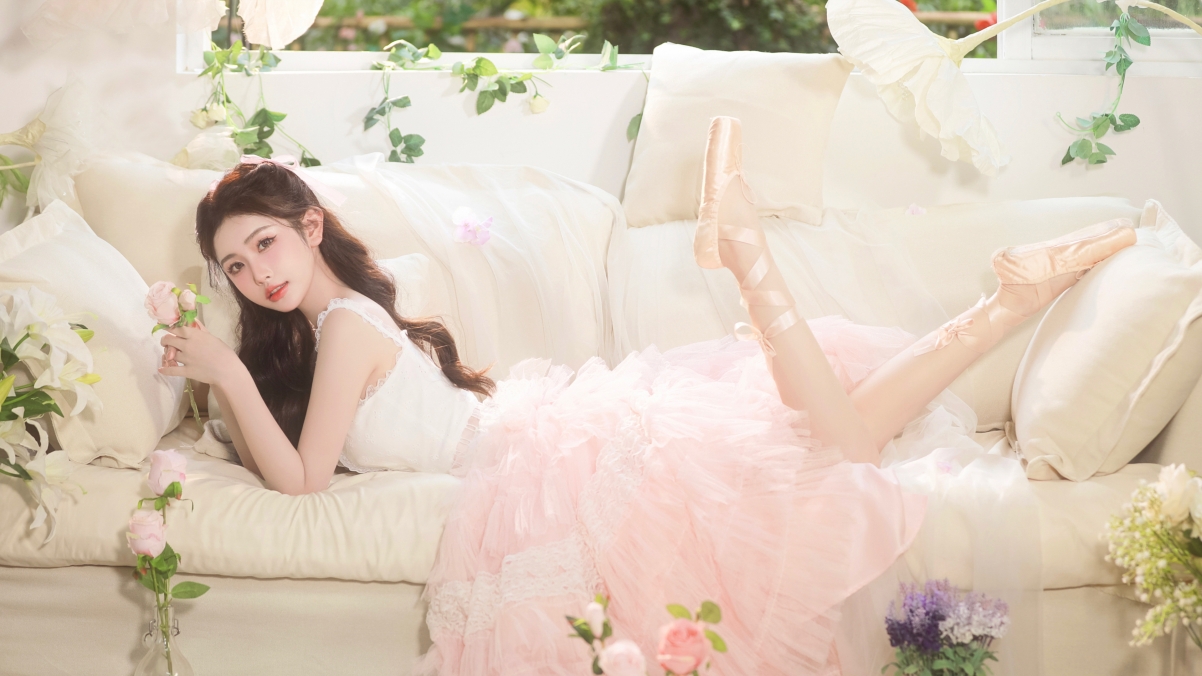 公主 居家 沙发 花园 玫瑰花 清新 粉色裙子美女4k壁纸